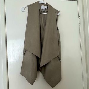 Bar III faux leather sleeveless jacket, with two zipper pockets size M